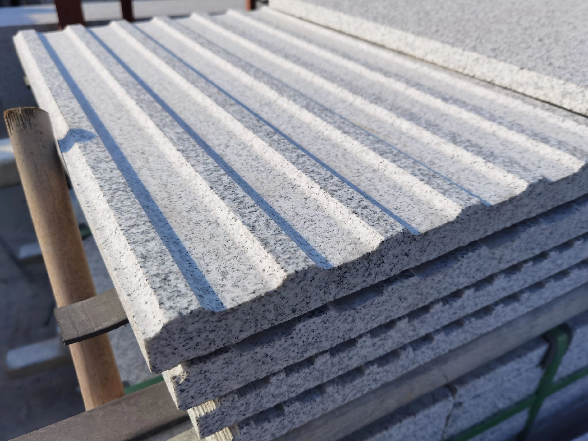 芝麻白火燒板光面石材山東廠家供應(yīng)